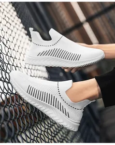 Vista ravvicinata delle sneaker da uomo in flyknit bianco traspirante con strisce nere