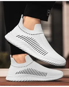Dettaglio laterale delle scarpe da ginnastica traspiranti in maglia bianca uomo