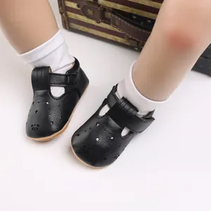 Detailansicht schwarzer Baby-Lauflernschuhe aus Leder mit Sternen-Lochmuster