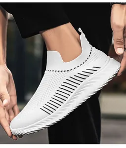 Dettaglio macro di scarpe sportive da uomo in fly-knit bianco con strisce nere