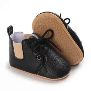 Vista detallada de zapatos de bebé en cuero negro con suela blanda antideslizante