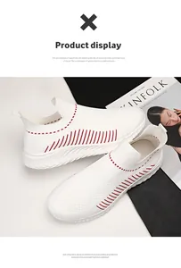 Dettaglio di sneaker in maglia bianca traspirante con strisce rosse e suole in EVA leggera.