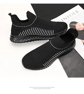 Dettaglio delle scarpe sportive nere traspiranti fly-knit con suole leggere in EVA.