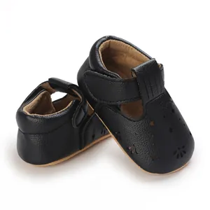 Detailansicht schwarzer Lauflernschuhe für Babys mit perforiertem Stern- und Blumenmuster