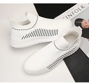 Dettaglio di sneaker da uomo in flyknit bianco traspirante con motivi a righe nere.