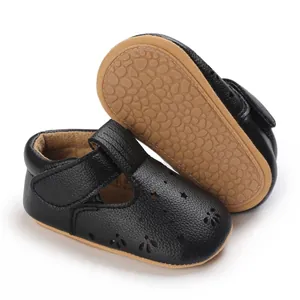 Hochwertige schwarze Baby-Lauflernschuhe mit weicher Sohle und hübschen Blumenperforationen