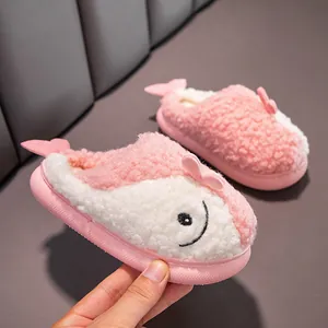 Simpatiche pantofole di peluche a forma di pesce per bambini, calzature invernali rosa e bianche