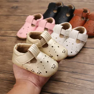 Detailansicht von weichen Baby-Lauflernschuhen in verschiedenen Farben mit Sternen