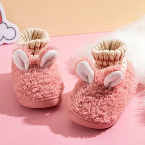 Süße rosa Plüschhausschuhe für Kinder mit Hasenohren und Strickbündchen.