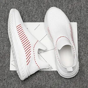 Scarpe sportive da uomo in maglia traspirante bianca con eleganti strisce rosse