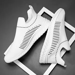 Sneaker da uomo bianche in maglia flyknit leggere con dettagli a strisce nere.