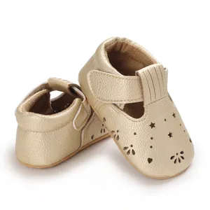 Detailansicht der goldenen Lauflernschuhe für Babys mit Stern-Lochmuster