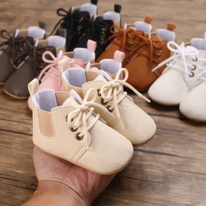 Detalle de zapatos para bebé con suela blanda en varios colores y textura de cuero