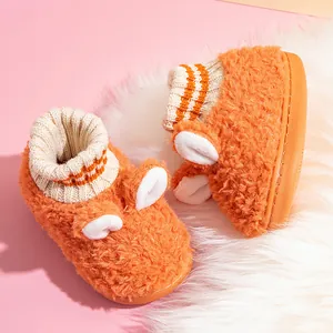 Entzückende orangefarbene flauschige Kinder-Hausschuhe mit Hasenohren und Strickkragen