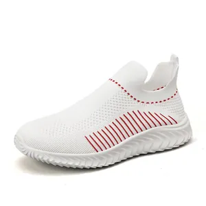 Sneakers da uomo bianche in maglia traspirante con strisce rosse e suola leggera.