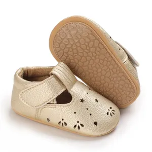 Detaillierte Ansicht goldener Baby-Prinzessinnenschuhe mit weicher, rutschfester Gummisohle.