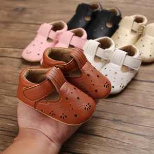 Detail von weichen Baby-Lernlaufschuhen aus Kunstleder mit Stern-Ausschnitten