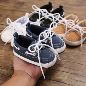 Χειροποίητα μπλε παπούτσια για μωρά με μαλακή σόλα και λευκά βαμβακερά κορδόνια.
