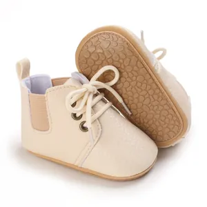 Vista macro detallada de zapatos beige para bebé con suelas blandas antideslizantes texturizadas