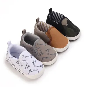 Collectie zachte baby loopschoentjes met leuke dinosaurusprints en camouflage dessins