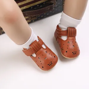 Detailansicht der braunen Baby-Lauflernschuhe aus Leder mit weißen Socken am Fuß