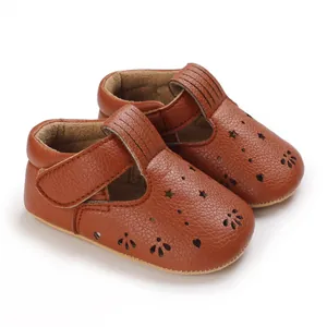 Detail von braunen Baby-Lauflernschuhen aus Leder mit sternförmigen Ausschnitten