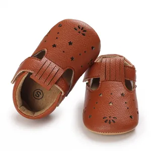 Detailansicht der braunen Baby-Lauflernschuhe aus Leder mit Sternen- und Blumenmustern