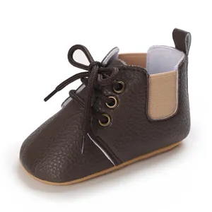 Vista detallada de zapatos de bebé para caminar en cuero sintético marrón