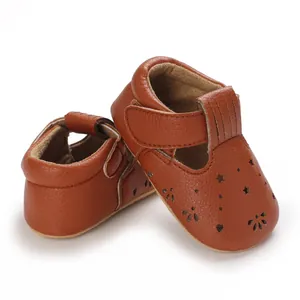Weiche braune Leder-Lauflernschuhe für Babys mit dekorativen Stern-Lochmustern für Kleinkinder