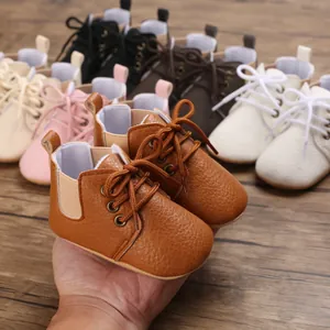 Primer plano de zapatos de bebé con suela blanda, textura de cuero y gama de colores.