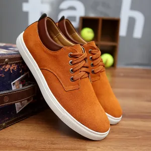 Klassische Herren-Freizeitsneaker aus orangefarbenem Wildleder mit weißen Sohlen