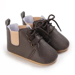 Zapatos de paseo para bebé en imitación de cuero marrón oscuro con suela blanda y cordones