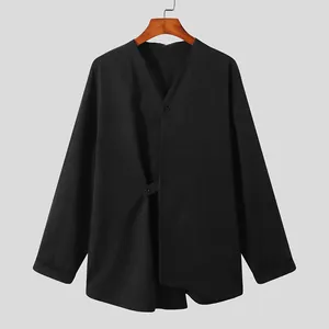 Detailweergave van zwart herenoverhemd met onregelmatige zoom en gelaagd ontwerp