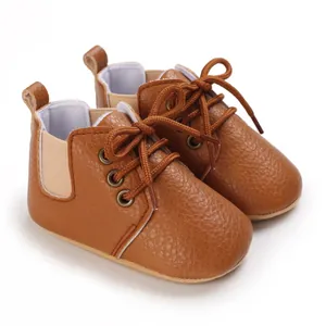 Zapatos clásicos para caminar de bebé marrón con suelas blandas