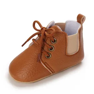 Primer plano de zapato de aprendizaje para bebés en ecocuero marrón con cordones