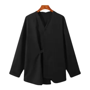 Moderne zwarte herenoverhemd met lange mouwen en een uniek asymmetrisch ontwerp aan hanger
