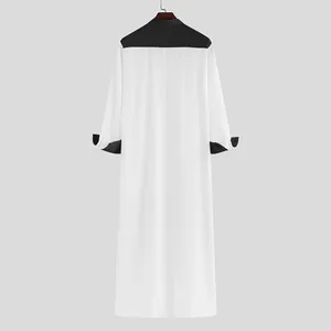 Vista posterior detallada de una túnica tradicional blanca para hombre con detalles negros.