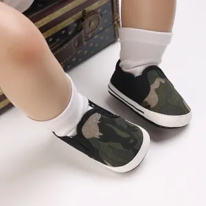 Gedetailleerd overzicht van camouflage babyschoentjes met zachte zool aan babyvoetjes