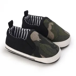 Detailweergave van babywandelschoenen met camouflagepatroon en zachte antislipzolen