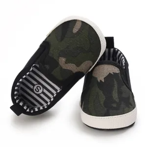 Detail van camouflage baby loopschoenen met zachte zolen en gestreepte binnenkant