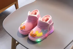 Primer plano detallado de botas de nieve rosas con LED y forro de piel sintética suave