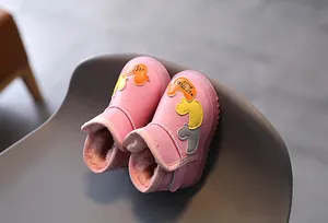 Cómodas botas de nieve rosa para niños con forro polar cálido y parche de pato lindo
