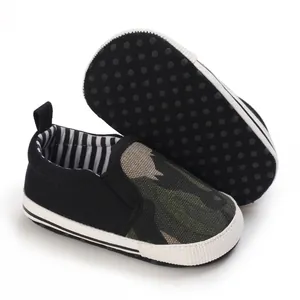 Gedetailleerde macroweergave van camouflagepatroon en antislipzool op deze babyloopschoenen