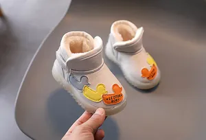 Vista detallada de botas de nieve luminosas para niños con forro polar cálido y parches de pato