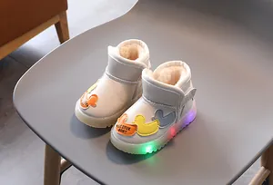 Vista detallada de las botas de nieve con luces LED para niños con forro de felpa
