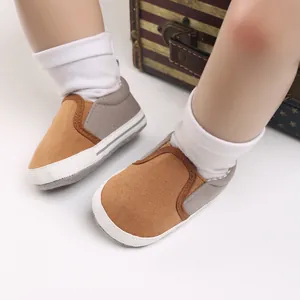 Gedetailleerd overzicht van zachte baby wandelschoenen van bruin en grijs canvas materiaal