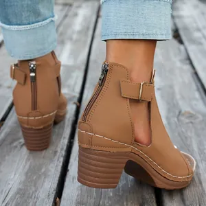 Detailansicht der braunen Damen-Sandalen mit Blockabsatz, Reißverschluss und Knöchelriemen.