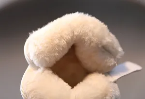 Detalle macro del forro de felpa suave y grueso dentro de las botas de nieve para niños