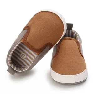Detailopname van bruine canvas baby-loopschoenen met zachte zolen en slip-on design