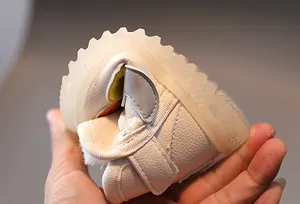 Detalle que muestra la suela blanda y flexible de las botas de nieve térmicas para niños